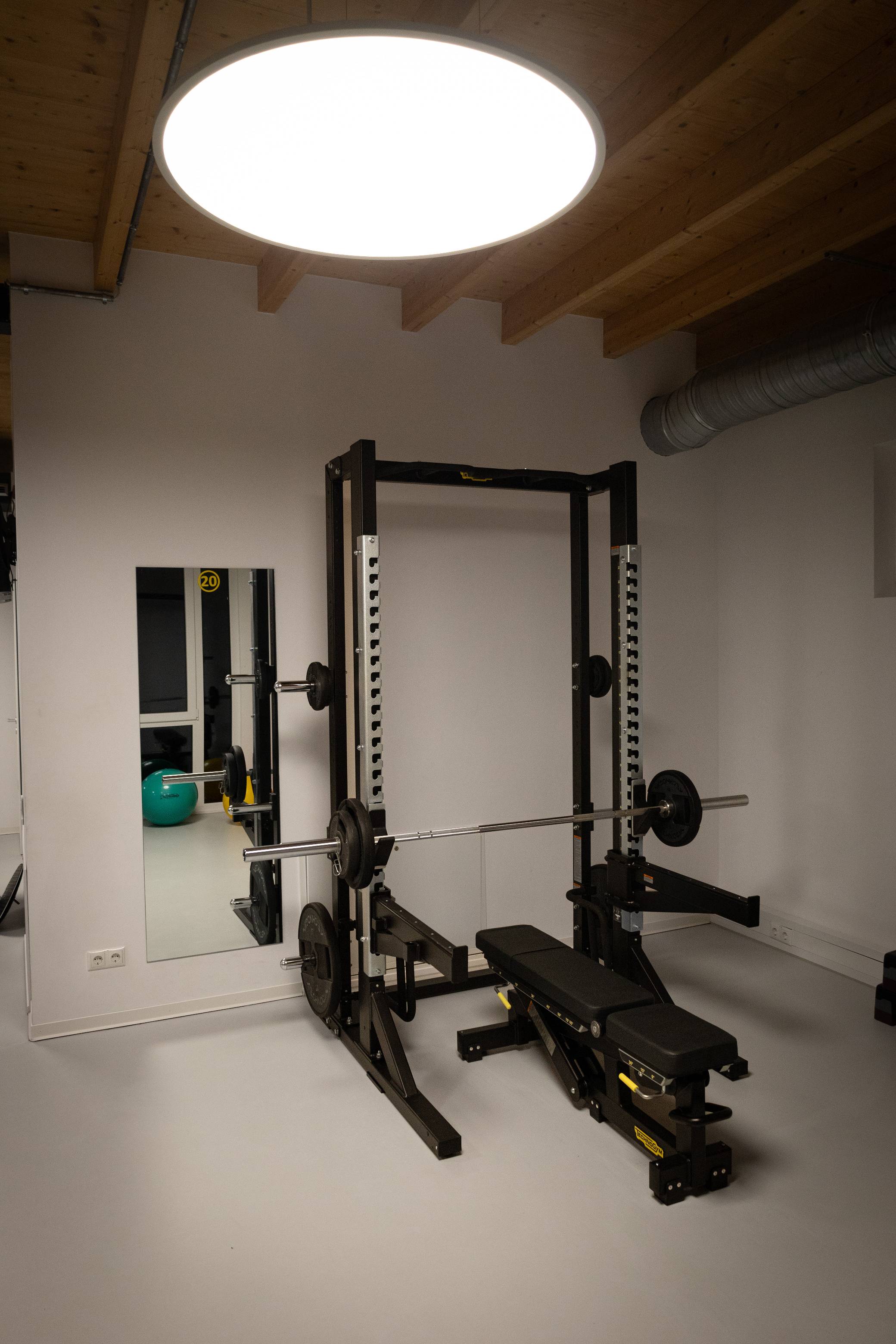 Hantelbank im Fitnessstudio